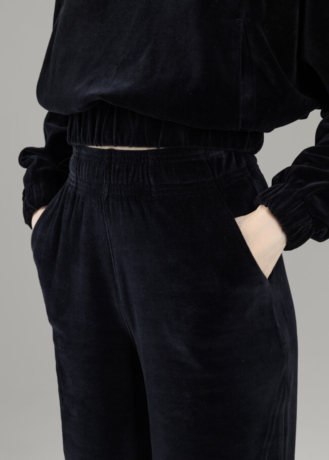 Жіночі штани wide-leg з бічною вставкою та з вишивкою лого