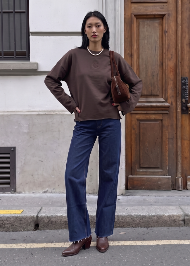 Жіночий лонгслів вільного крою з вишитим логом